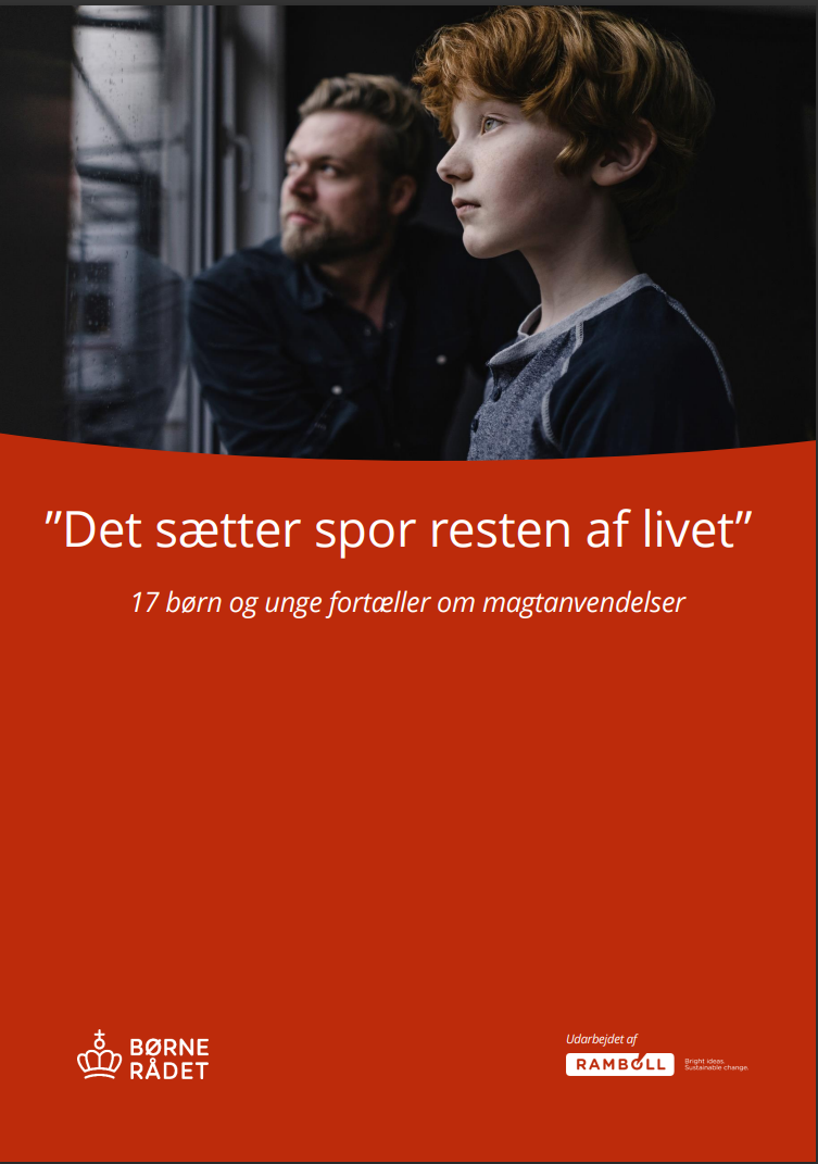 Rød forside med foto af rødhåret dreng, der kigger ud ad vinduet. Ved siden af ham sidder en voksen mand.
